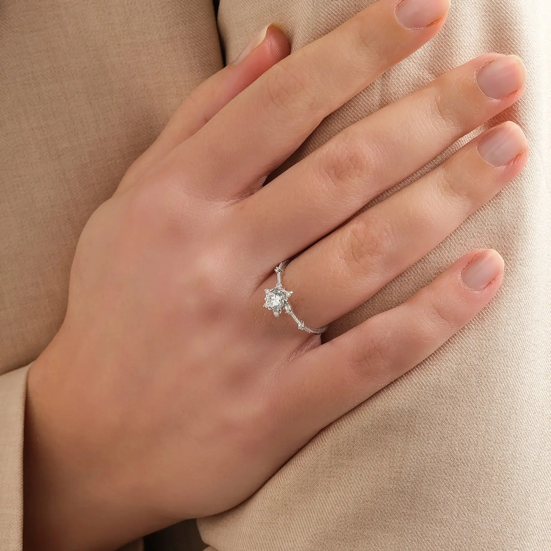 1,00 Karat Pırlanta ve Beyaz Safir Lotus Çiçeği Yüzük 2